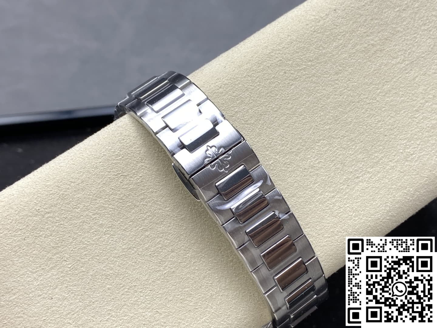 Replica Patek Philippe Nautilus 5711 Gr Factory White Dial 2 Replica Patek Philippe Nautilus 5711 Gr Factory White Dial 2